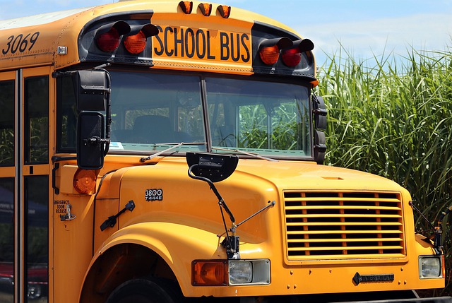 Τι λέει η γυναίκα που έσωσε το κοριτσάκι στο σχολικό λεωφορείο: «Ήταν μούσκεμα από τον ιδρώτα, σε τραγική κατάσταση»