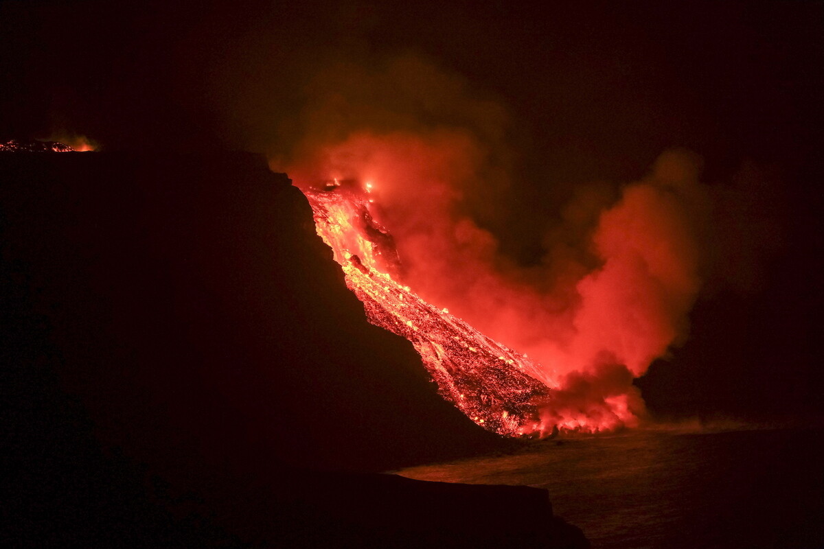 Στον ωκεανό η λάβα του ηφαιστείου της Λα Πάλμα. Ανησυχία για την έκλυση τοξικών αερίων