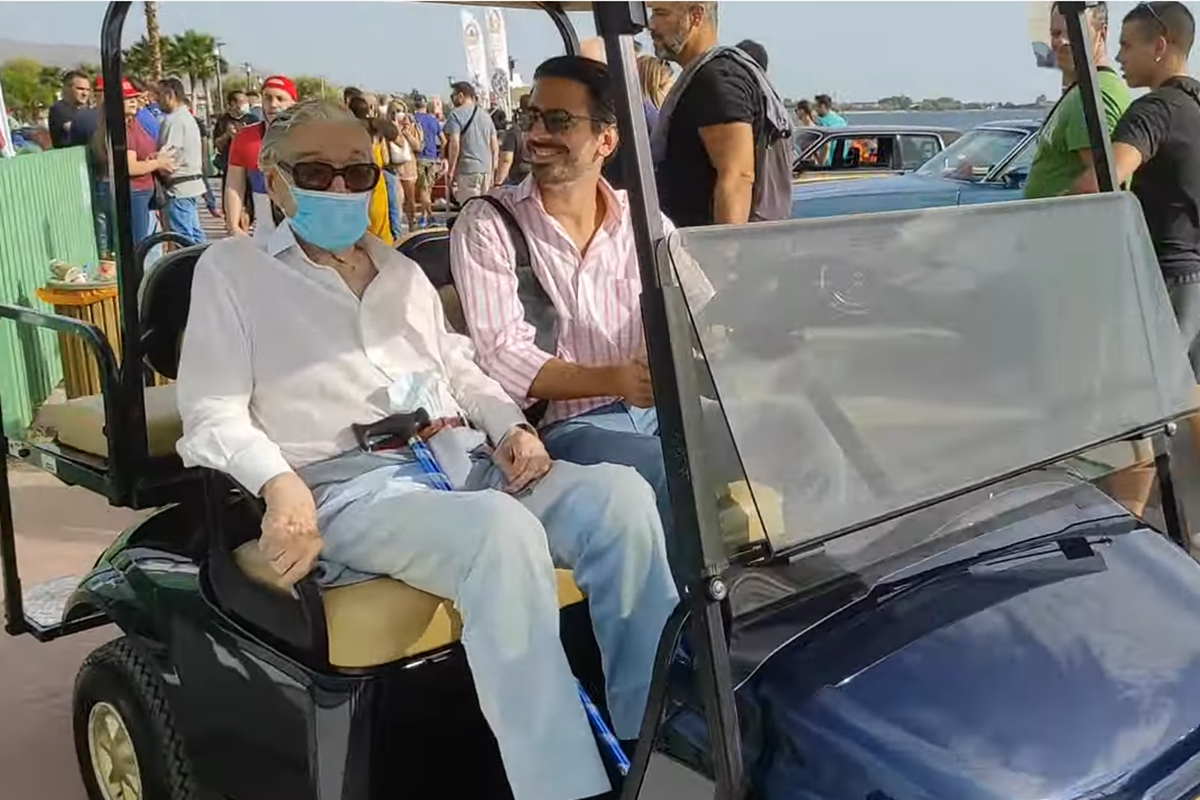 Ζάχος Χατζηφωτίου: Στον Άλιμο στα 98 του για να θαυμάσει κλασικά αυτοκίνητα