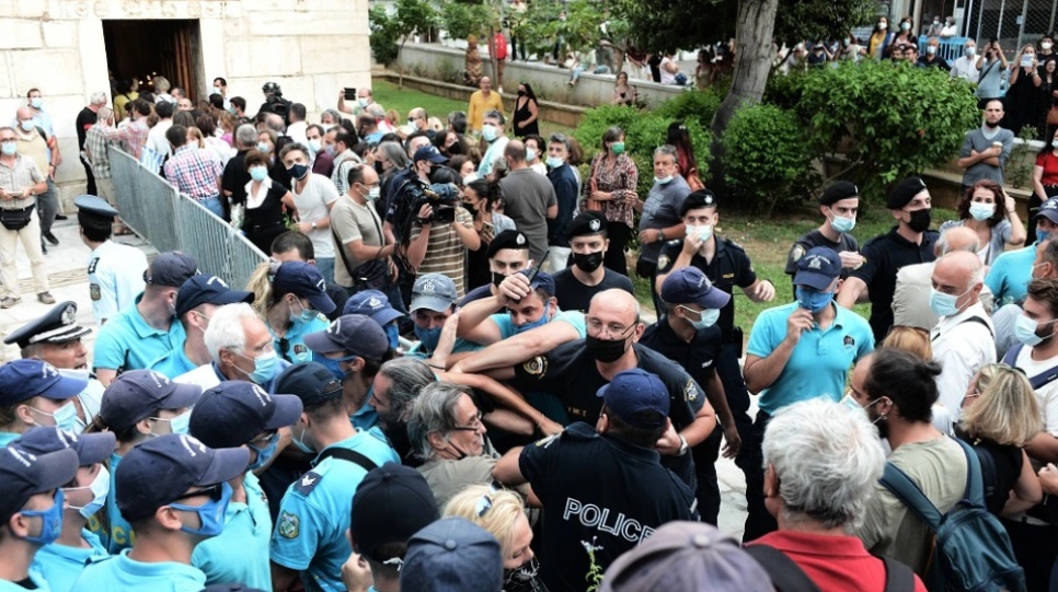 Μίκης Θεοδωράκης: Κοσμοσυρροή και εκνευρισμός στη Μητρόπολη – Ολοκληρώθηκε το λαϊκό προσκύνημα