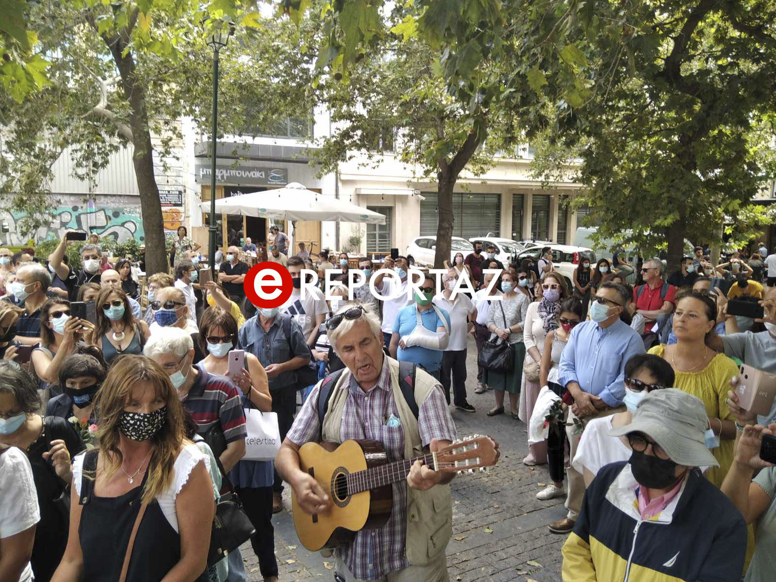 Μίκης Θεοδωράκης: Πλήθος κόσμου στη Μητρόπολη Αθηνών για το λαϊκό προσκύνημα στη σορό του - Η κόντρα μεταξύ των γραφείων τελετών!