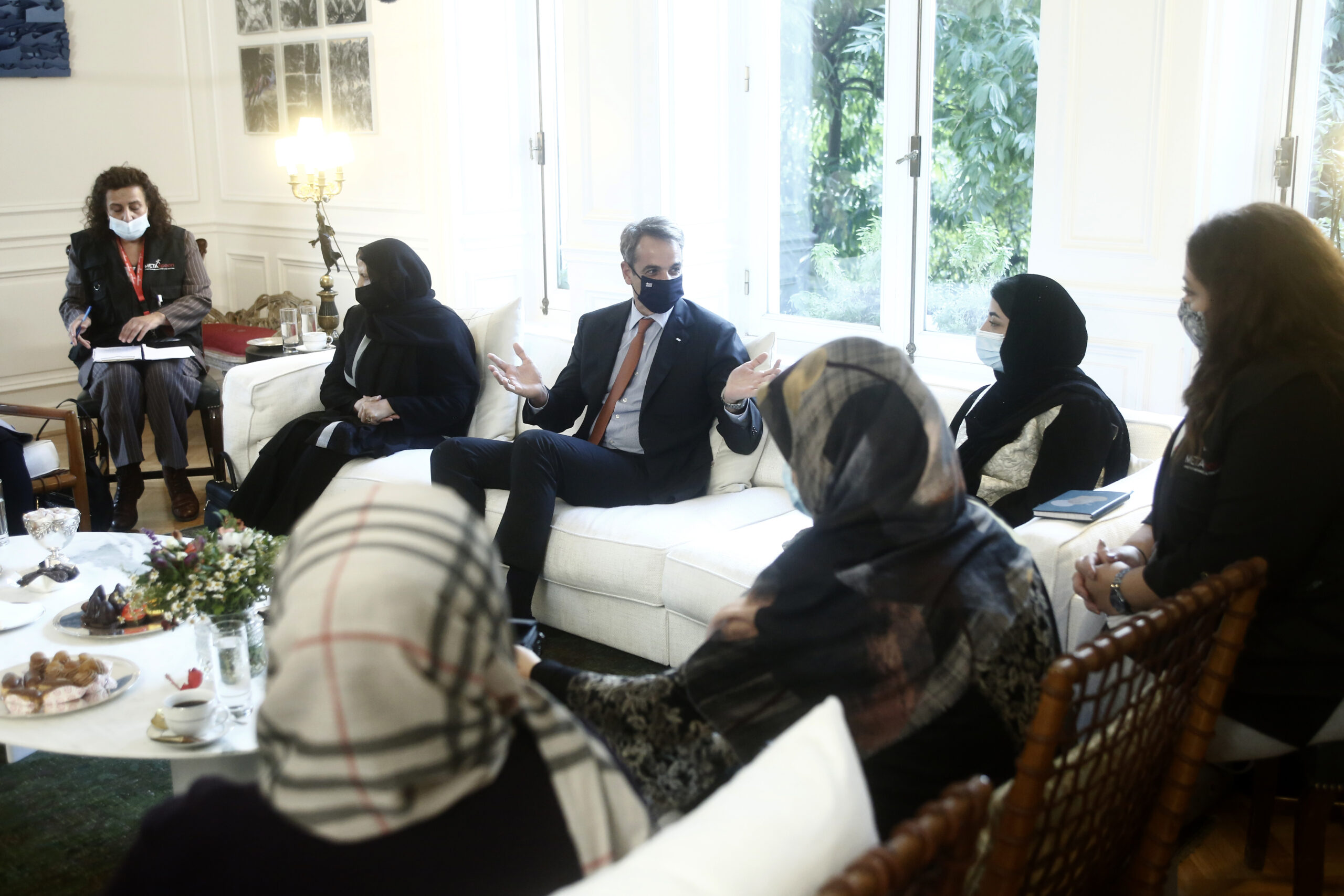 Συνάντηση του πρωθυπουργού Κυριάκου Μητσοτάκη με γυναίκες βουλευτές και δικαστικούς από το Αφγανιστάν