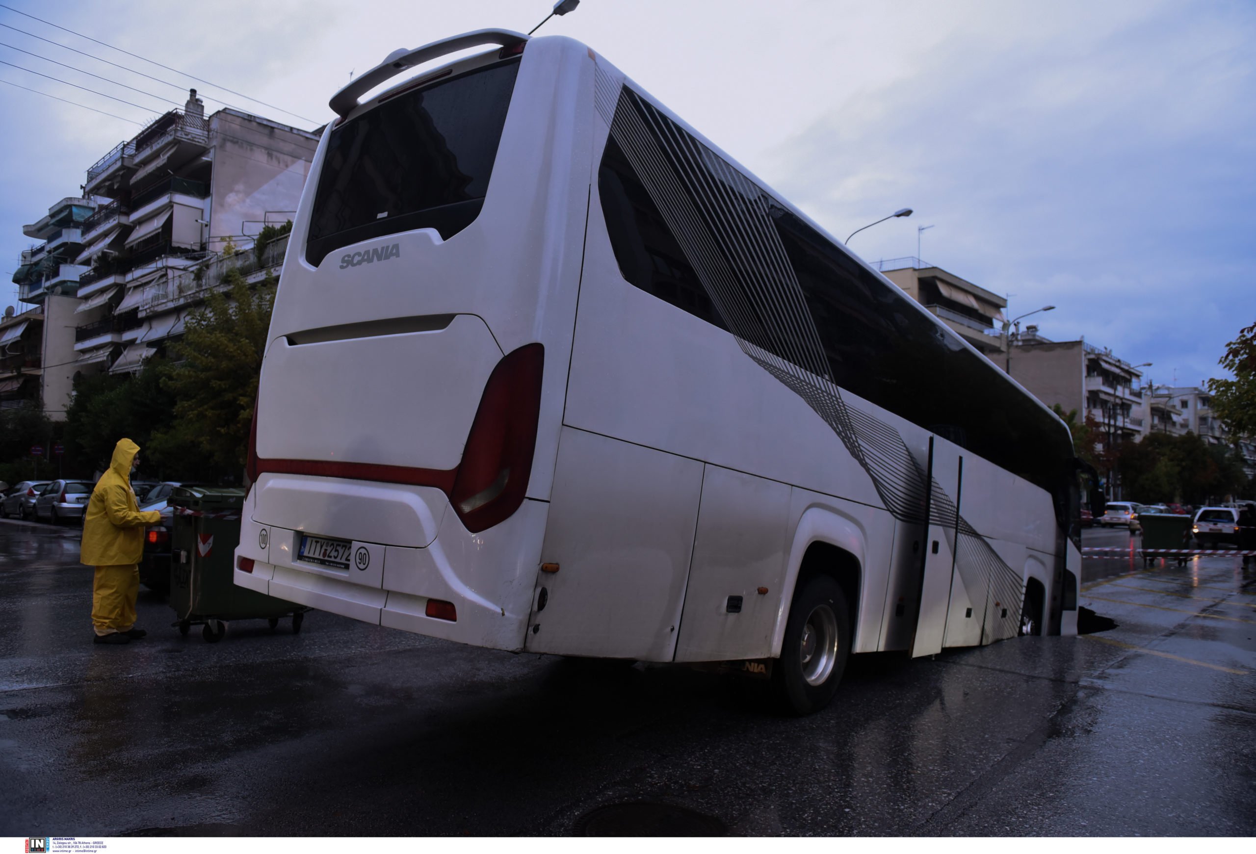 Κακοκαιρία “Μπάλλος”: Η σοκαριστική περιγραφή από τον οδηγό του λεωφορείου που “βούλιαξε” στον δρόμο