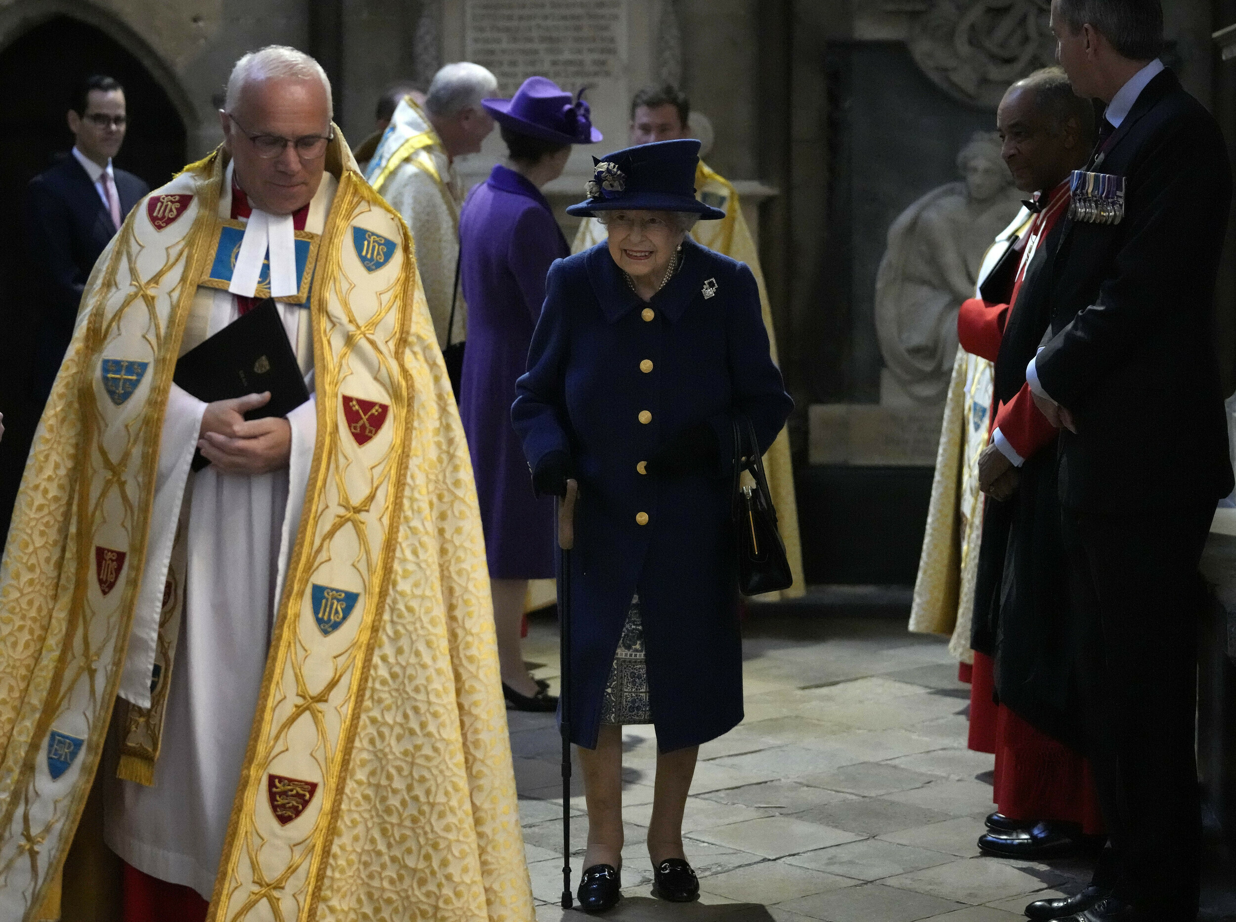 Η βασίλισσα Ελισάβετ για πρώτη φορά με μπαστούνι "σοκάρει" τους Βρετανούς