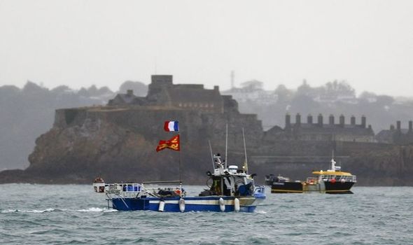 Σε εμπορικό πόλεμο εξελίσσεται η γαλλοβρετανική κόντρα για την αλιεία