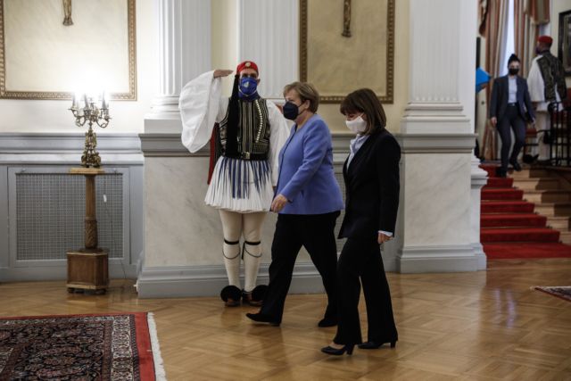 Η Ανγκέλα Μέρκελ στο Προεδρικό Μέγαρο: "Αυτό που μας έδωσε δύναμη ήταν ότι είχαμε την αίσθηση ότι ανήκουμε μαζί, Γερμανία και Ελλάδα"