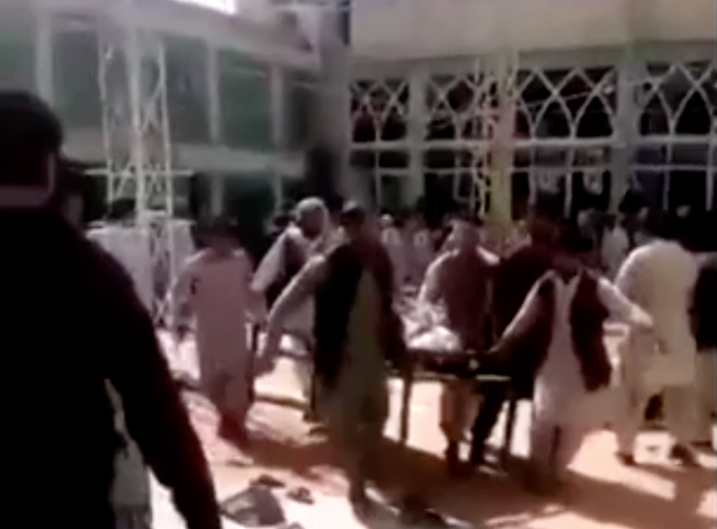Μία ακόμη πολύνεκρη έκρηξη σε τζαμί στο Αφγανιστάν από επίθεση αυτοκτονίας