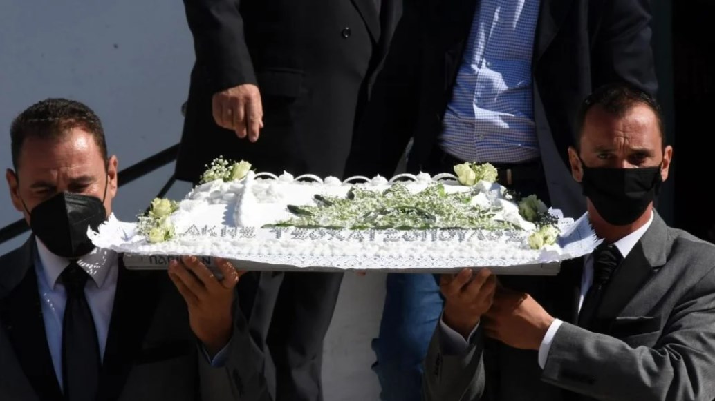 Συντετριμμένη η Βίκυ Σταμάτη στο μνημόσυνο του Άκη Τσοχατζόπουλου