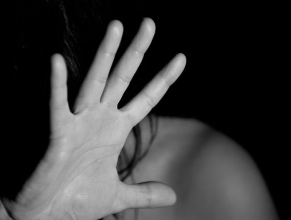 Καταγγελίες για εξαναγκασμούς ομαδικών βιασμών και ανταλλαγές συντρόφων (video)
