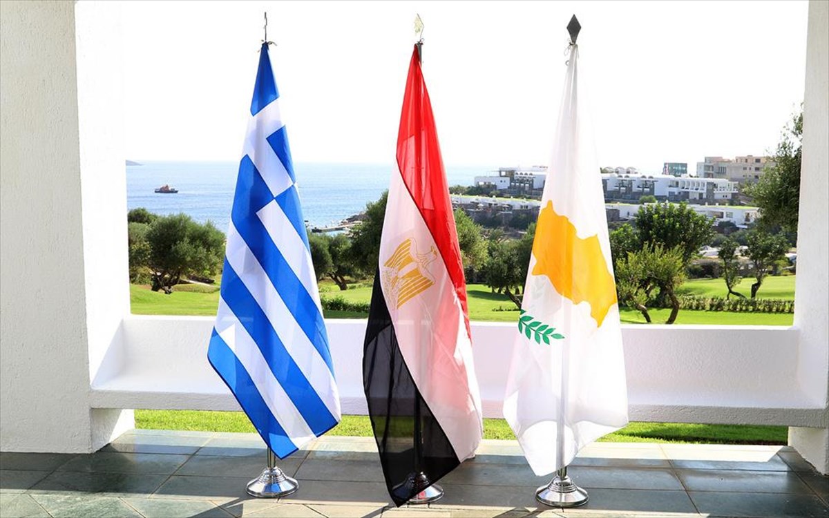 Τριμερής Σύνοδος Κορυφής Ελλάδας – Κύπρου – Αιγύπτου την Τρίτη στην Αθήνα – Ίσες αποστάσεις στα ελληνοτουρκικά από τις ΗΠΑ