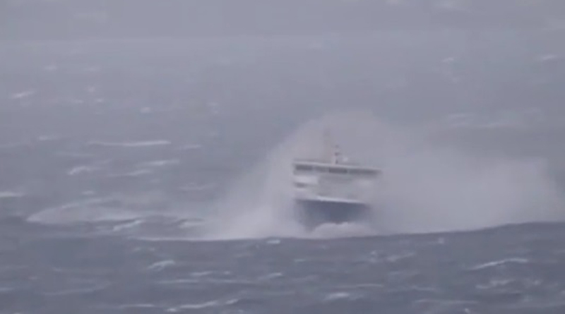 Ακυβέρνητο πλοίο πλέει στη θαλάσσια περιοχή δυτικά της Χίου