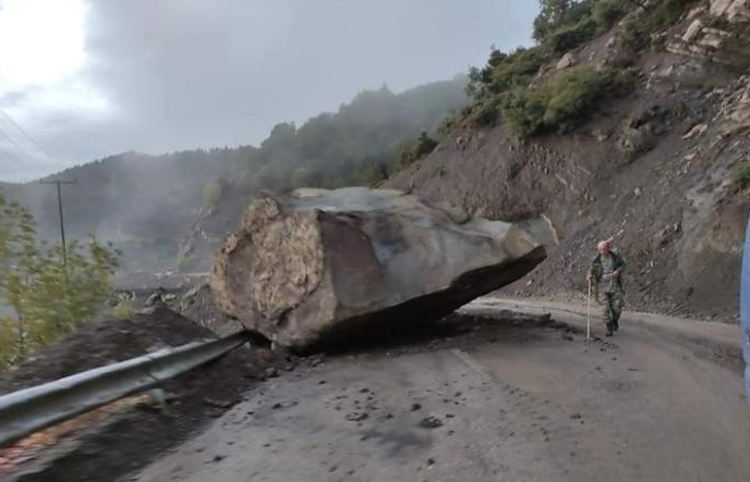 Άγραφα: Τεράστιος βράχος έκοψε στα δύο τον δρόμο