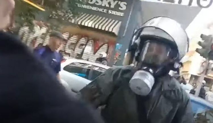 Εισαγγελική έρευνα για τον αστυνομικό των ΜΑΤ που καταγράφηκε σε βίντεο να σπάει τζαμαρία καταστήματος στα Εξάρχεια