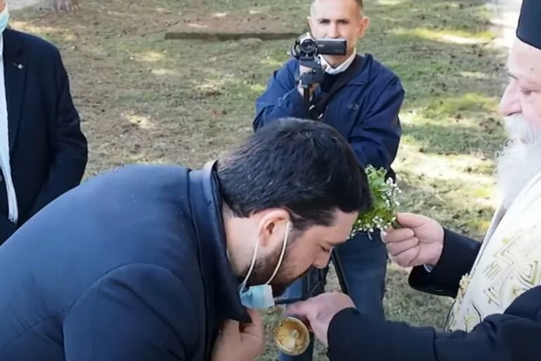 Μητροπολίτης Γρεβενών: Κατέβαζε τις μάσκες επισήμων για να φιλήσουν το σταυρό (Βίντεο)