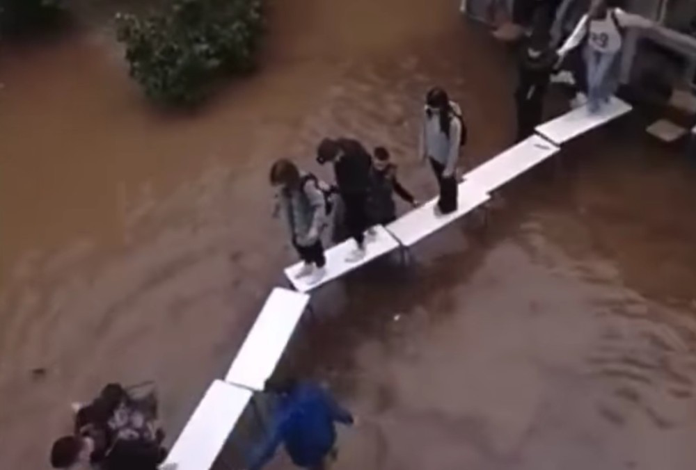Νέα Φιλαδέλφεια: Ανοίγει πάλι το σχολείο που πλημμύρισε και οι μαθητές έφτιαξαν γέφυρα με τα θρανία