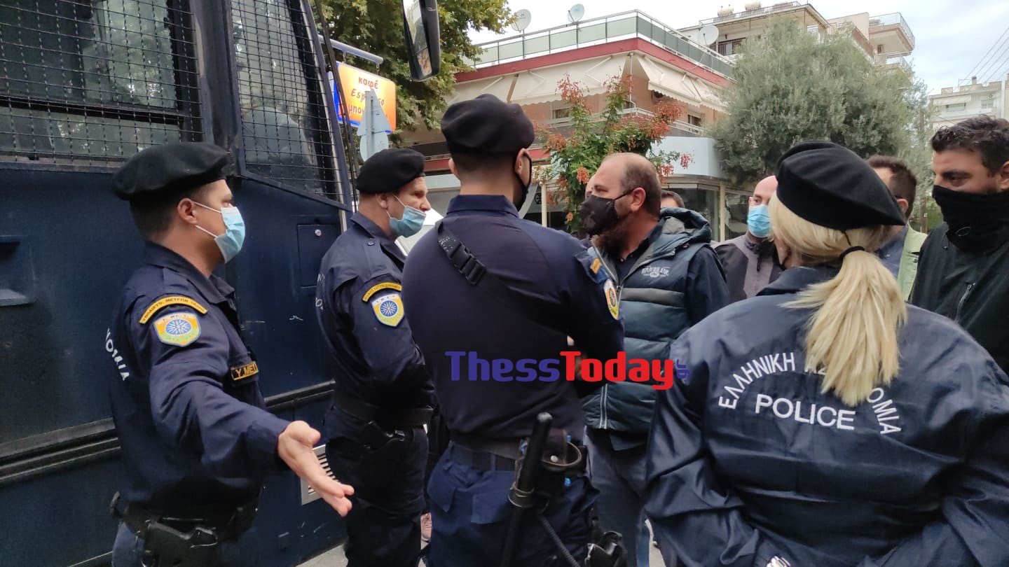 ΕΠΑΛ Σταυρούπολης: Ένταση μεταξύ αστυνομικών και συγκεντρωμένων