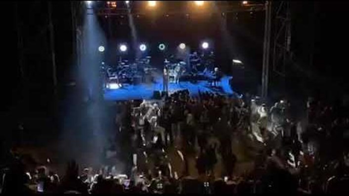Εικόνες συνωστισμού σε συναυλία γνωστού Τραγουδιστή (Βίντεο)