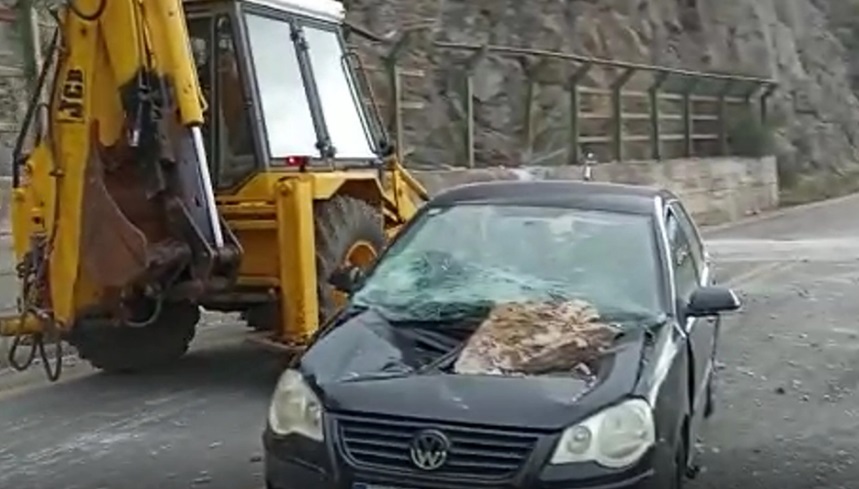 Βράχος έπεσε σε όχημα εν κινήσει στην Αράχωβα - "Άγιο" είχαν οι επιβάτες (βίντεο)