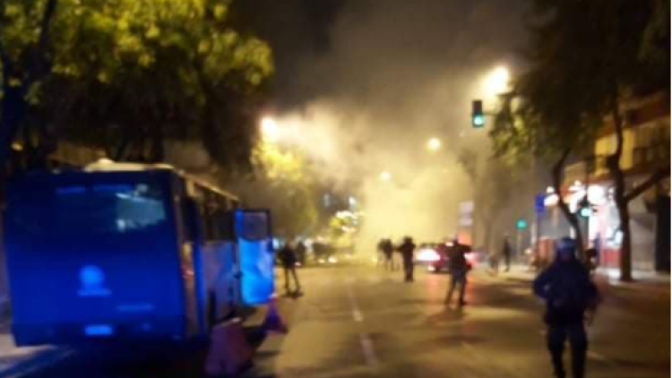 Θεσσαλονίκη: Επίθεση με μολότοφ κατά διμοιρίας ΜΑΤ έξω από το τουρκικό προξενείο