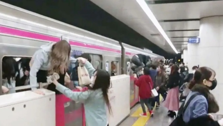 Επίθεση με μαχαίρι και οξύ σε βαγόνι τρένου στην Ιαπωνία - Τουλάχιστον 15 τραυματίες (βίντεο)