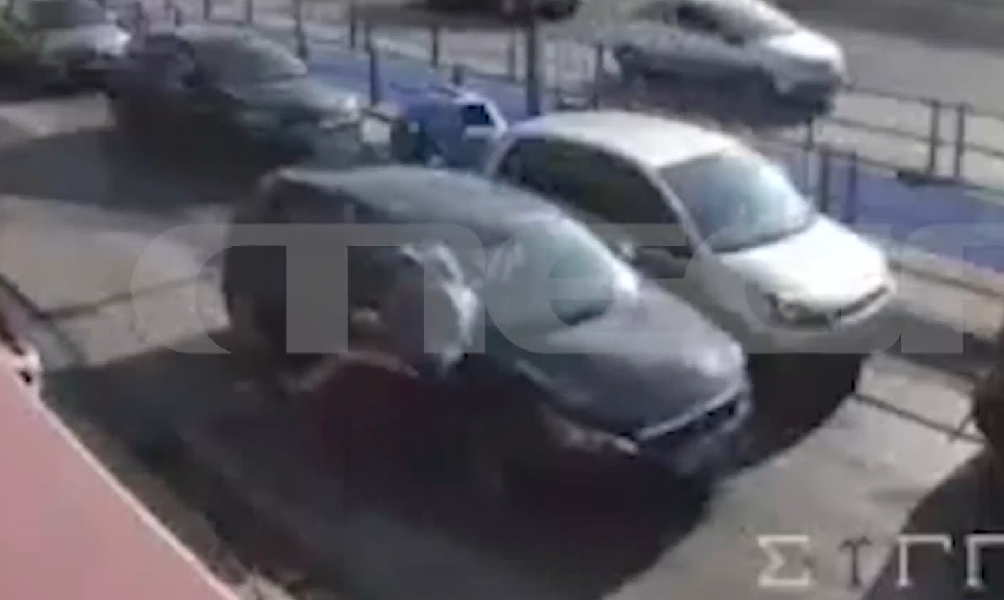 Βίντεο ντοκουμέντο : Αυτοκίνητο παρασύρει πεζή σε παράδρομο της λεωφόρου Συγγρού