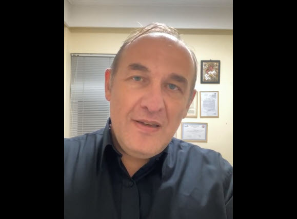 Φαίδων Βόβολης: Τα… γυρνάει ο αρνητής γιατρός – «Ο κορωνοϊός σκοτώνει» (βίντεο)