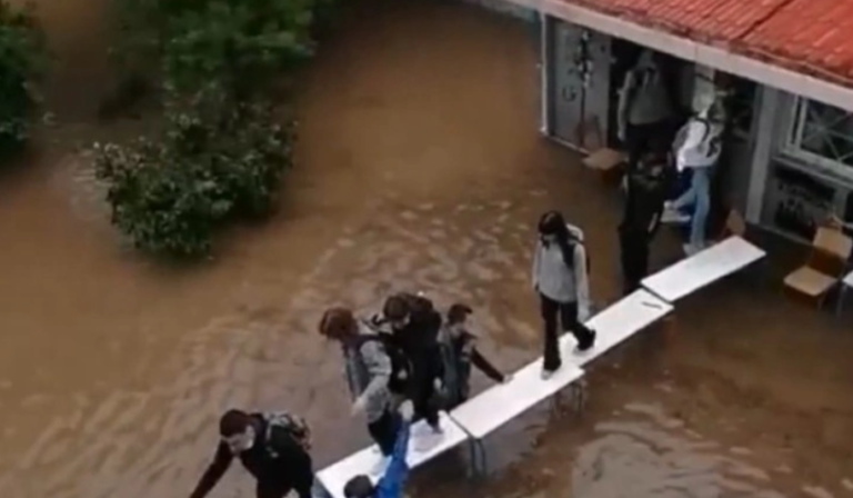 Αξιολόγηση Σχολικών Μονάδων: Μαθητές στη Νέα Φιλαδέλφεια έφτιαξαν γέφυρα με θρανία για να φύγουν από πλημμυρισμένο σχολείο (Βίντεο)