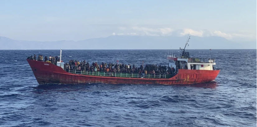 Κρήτη: Μεγάλη επιχείρηση διάσωσης αλλοδαπών ανατολικά της Κρήτης - Περί τα 400 άτομα σε φορτηγό πλοίο