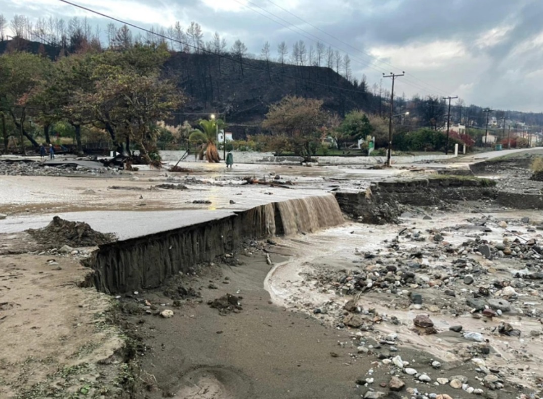 Κακοκαιρία «Αθηνά» – Βόρεια Εύβοια: Οι πλημμύρες σάρωσαν τις πυρόπληκτες περιοχές – Σκηνές καταστροφής