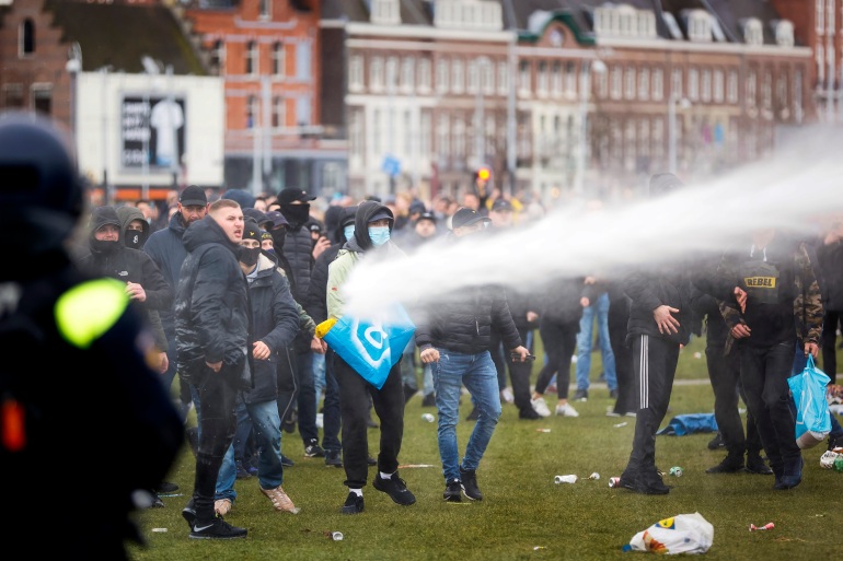 Ολλανδία: Μερικό lockdown με διαδηλώσεις και...ξύλο