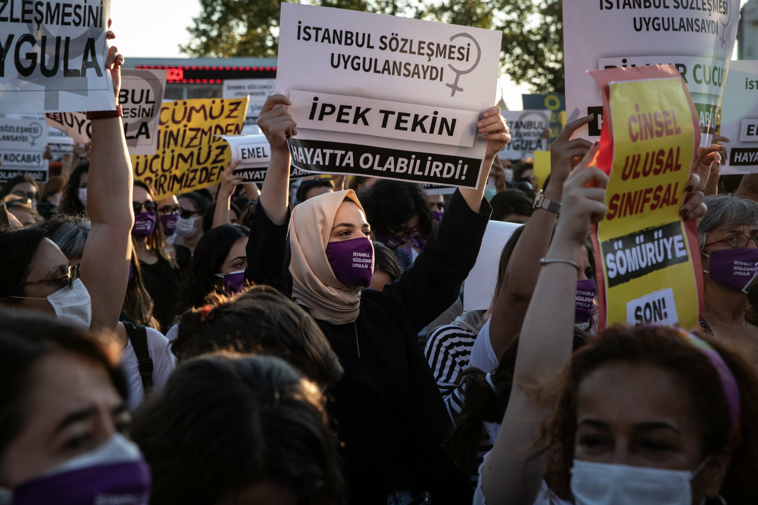 Δακρυγόνα εναντίον γυναικών που διαδήλωναν στη Κωνσταντινούπολη