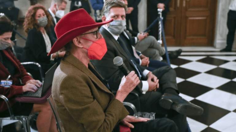 Μήνυση  στην Ολλανδή δημοσιογράφο από τον Δήμαρχο Ύδρας