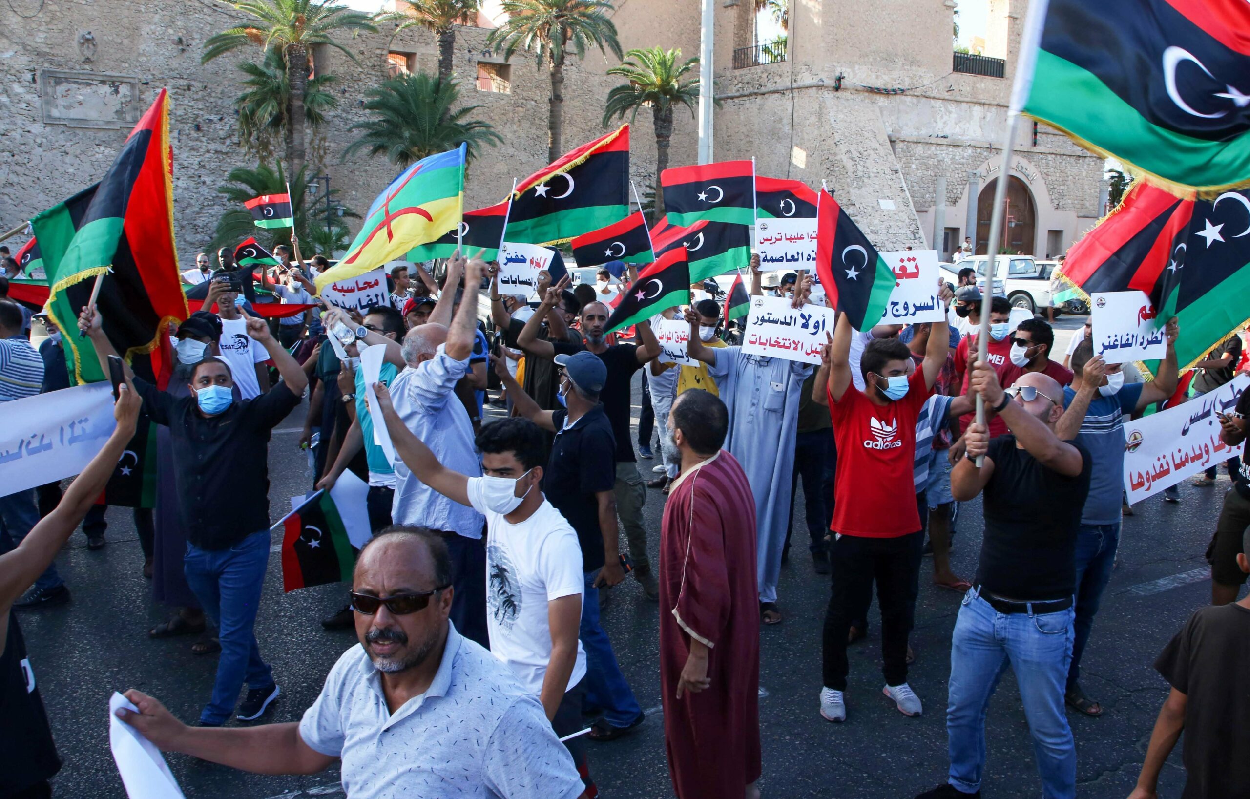 Λιβύη: Διαδηλώσεις κατά της υποψηφιότητας του υιού Καντάφι και του Χαφτάρ στις προεδρικές εκλογές