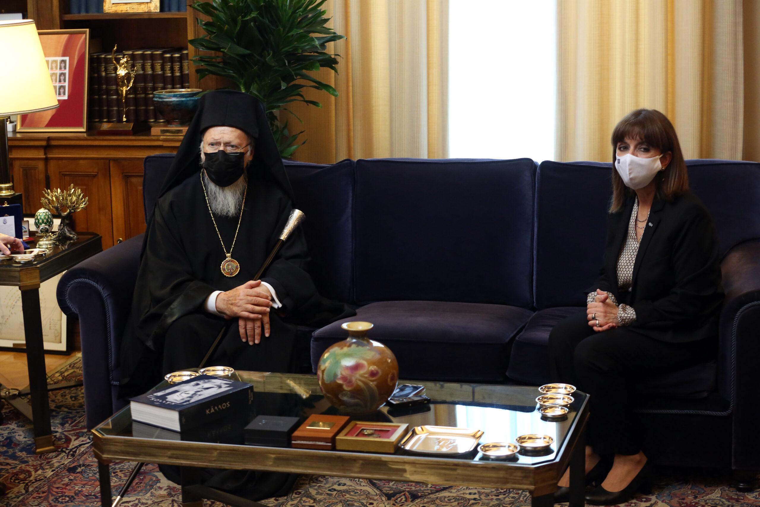 Συνάντηση της Κ. Σακελλαροπούλου με τον Οικουμενικό Πατριάρχη Βαρθολομαίο στο Προεδρικό Μέγαρο