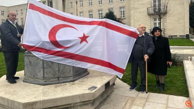 Τουρκοκύπριοι ύψωσαν σημαία του ψευδοκράτους σε δημαρχείο του Λονδίνου