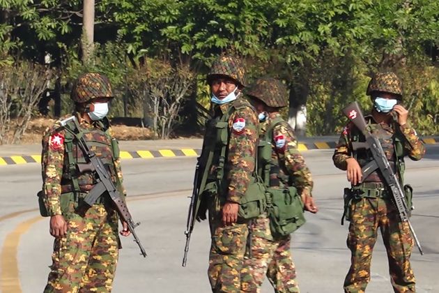 Μιανμάρ: Ο στρατός συνέλαβε 18 υγειονομικούς επειδή περιέθαλψαν "τρομοκράτες"
