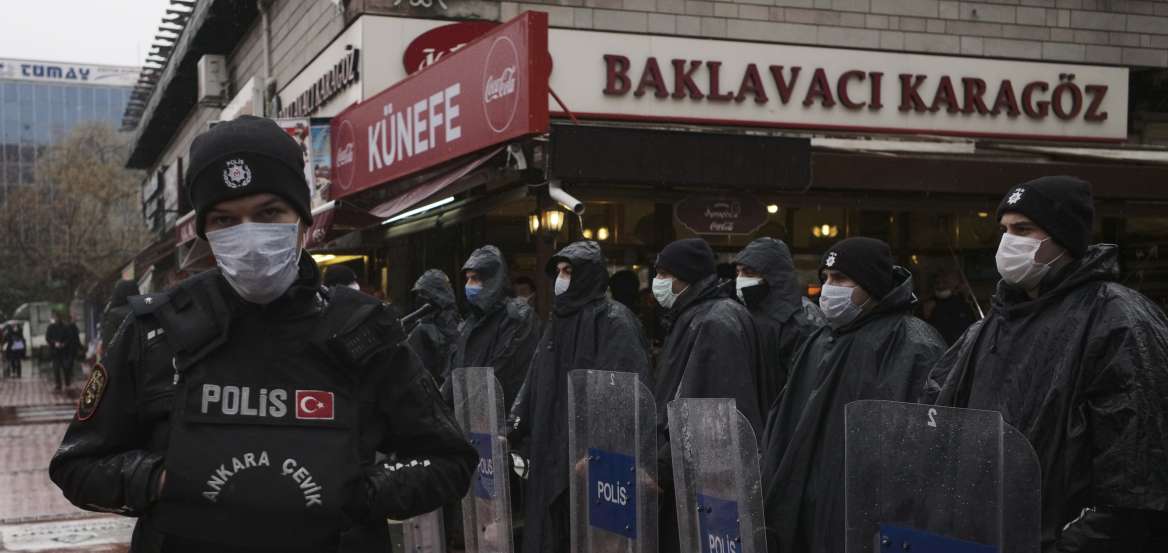 Τουρκία: Ουρές για καύσιμα και προϊόντα - Αγοράζουν τα κόκαλα αντί για κρέας