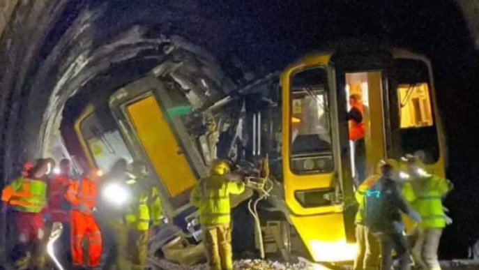 Βρετανία σύγκρουση τρένων: Τουλάχιστον 12 τραυματίες  σε σήραγγα στο Σόλσμπερι - Απεγκλωβίστηκε ο μηχανοδηγός