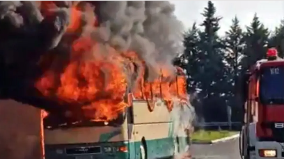 Καβάλα: Τυλίχθηκε στις φλόγες λεωφορείο του ΚΤΕΛ - Δείτε βίντεο