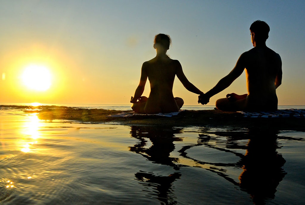 Ροδίτης δάσκαλος yoga κατηγορείται με τη σύντροφό του ότι ασέλγησαν σε καθαρίστρια