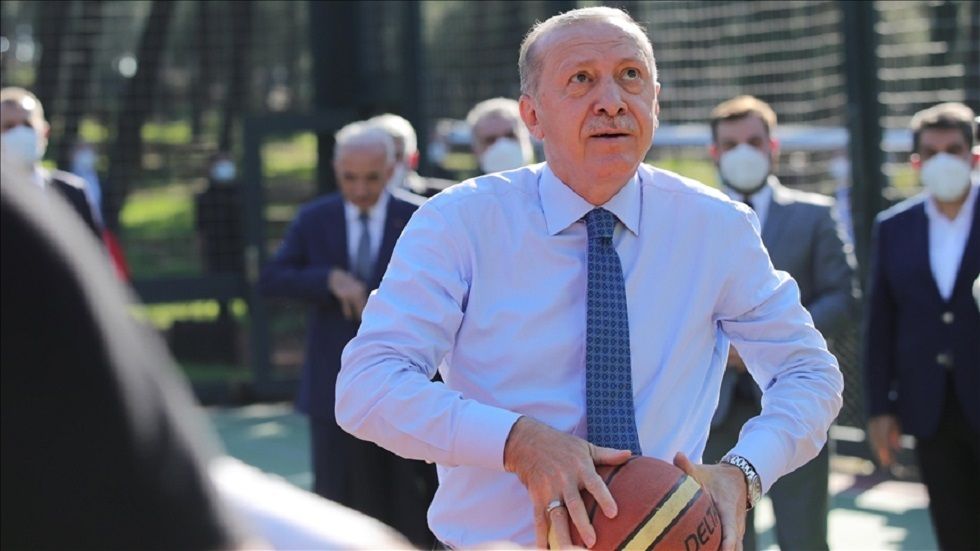 Ο Ερντογάν παίζει ξανά μπάσκετ θέλοντας να διαψεύσει τις φήμες για την υγεία του