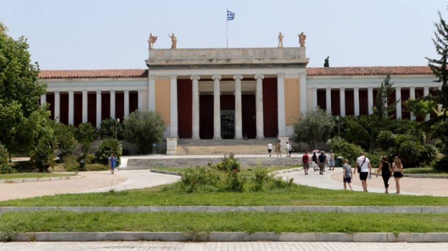 Σοκ στο κέντρο της Αθήνας: Εγκατέλειψαν μωρό σε καρότσι στο προαύλιο του Αρχαιολογικού Μουσείου