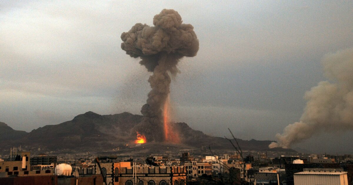 Oλονύκτιοι βομβαρδισμοί στρατιωτικών εγκαταστάσεων της Υεμένης από τη Σαουδική Αραβία