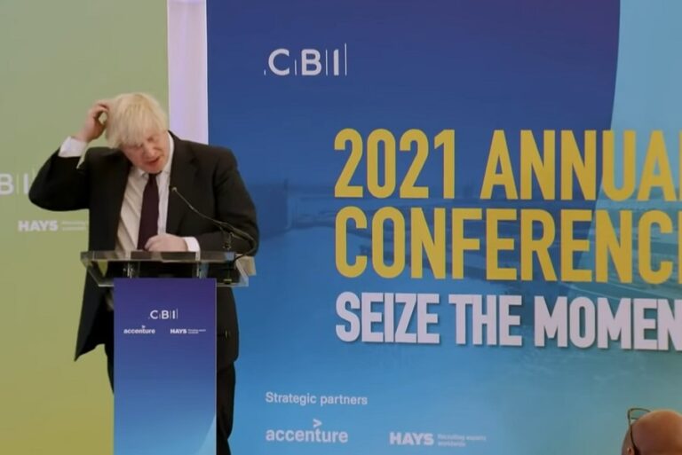 Ο Boris Johnson αγόρευσε για την «Πέππα το γουρουνάκι» όταν μπέρδεψε τα χαρτιά του (Βίντεο)