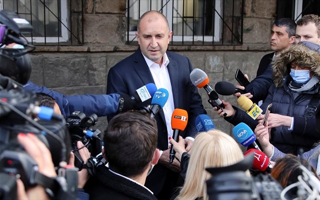 Βουλγαρία εκλογές: Καθαρή νίκη για τον Ράντεφ στον δεύτερο γύρο