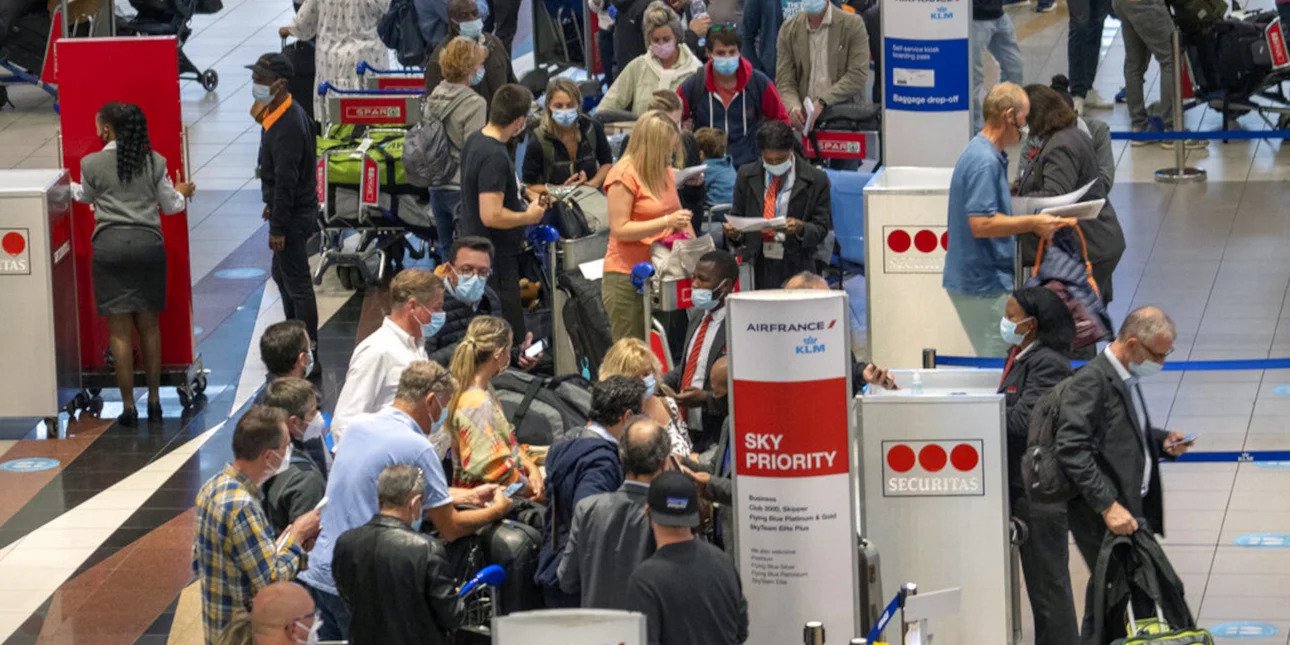 Συνωστισμός στο αεροδρόμιο του Γιοχάνεσμπουργκ -Ταξιδιώτες εγκαταλείπουν άρον άρον τη Ν. Αφρική