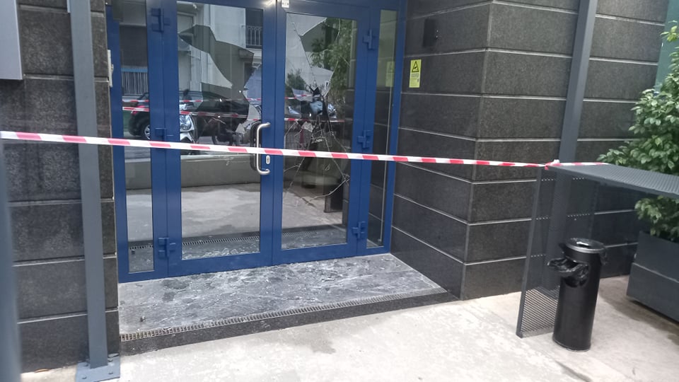Καταδρομική επίθεση με βαριοπούλες σε γραφεία εταιρειών στη Μιχαλακοπούλου