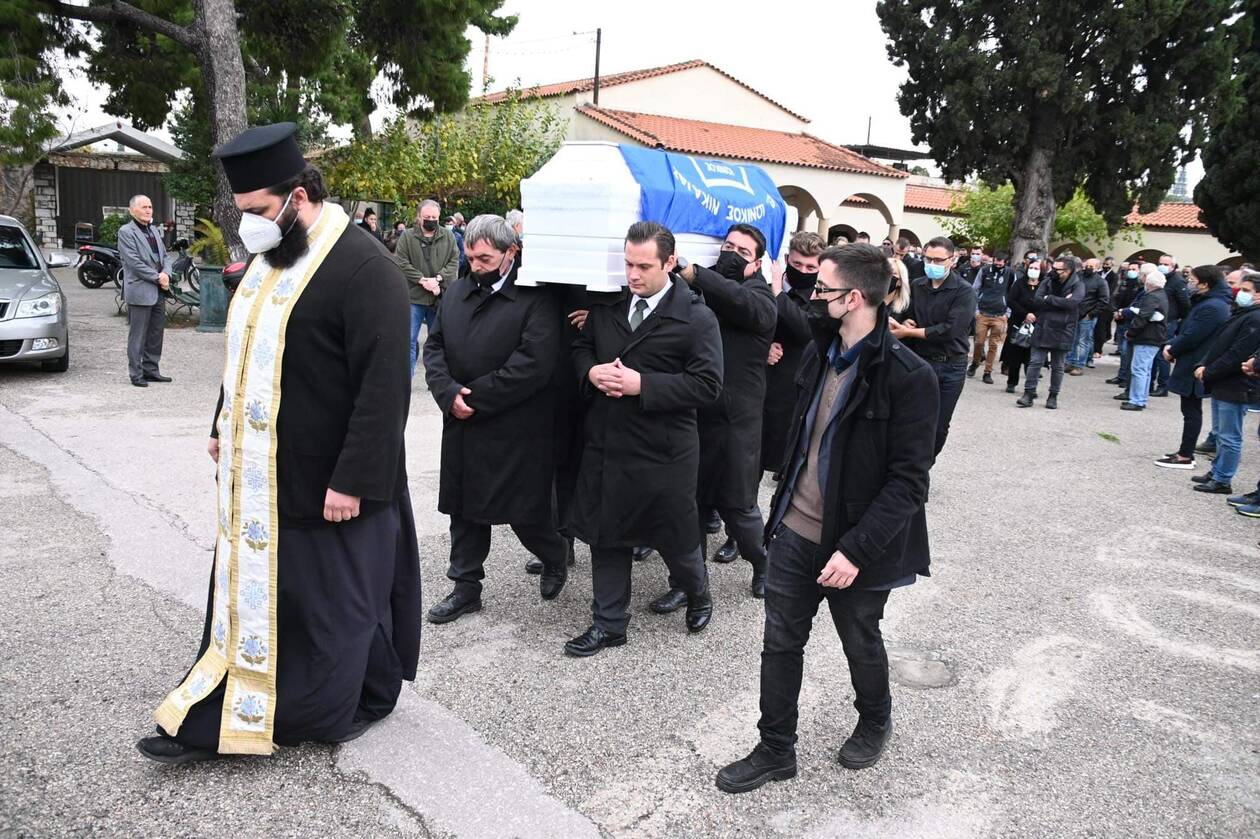Ράγισαν καρδιές στην κηδεία του 41χρονου εργοδηγού της ΣΤΑΣΥ – Με τη σημαία του Ιωνικού το φέρετρο