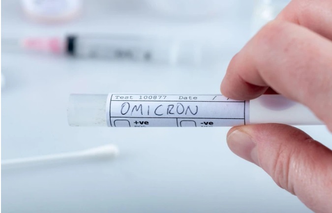 Όλα όσα γνωρίζουμε για την μετάλλαξη Omicron και γιατί ανησυχούν οι ειδικοί