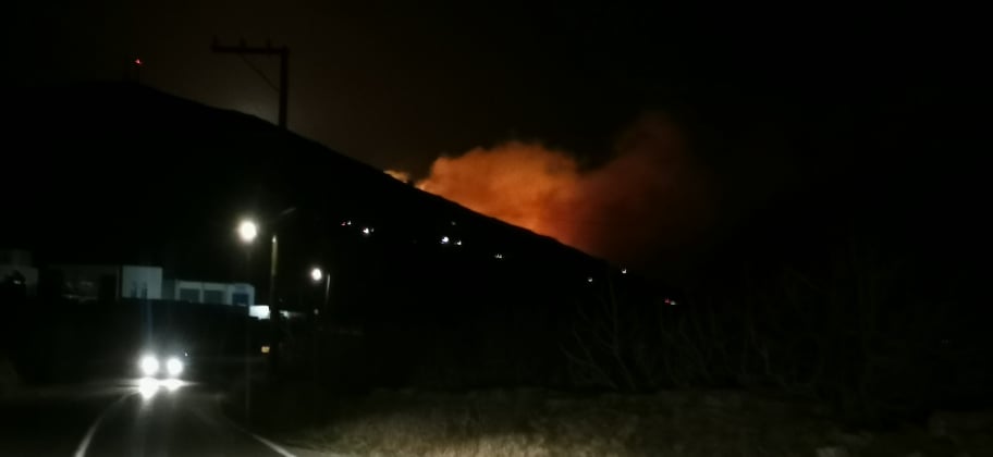 Συναγερμός στην Τήνο – Μεγάλη φωτιά και δύσκολη νύχτα (φωτο+βίντεο)